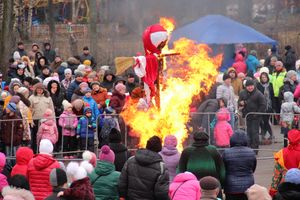 В Великих Луках сожгли Масленицу (фото)