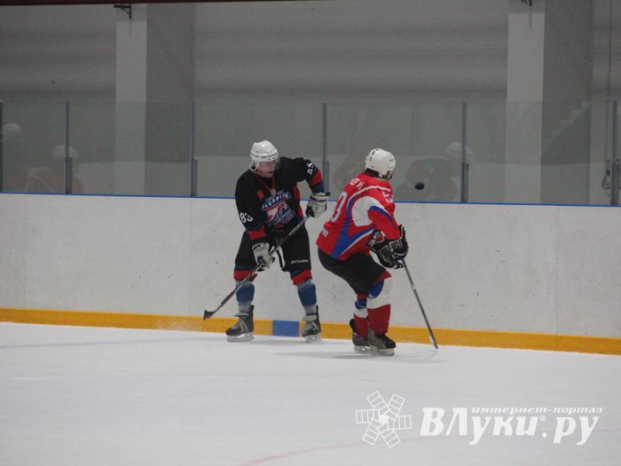 Памятный турнир по хоккею прошел в великолукском «Айсберге» (ФОТО)