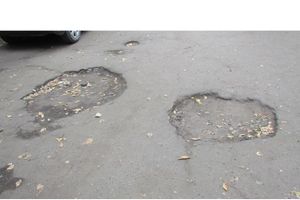 Великолучан ужасает качество дорожного покрытия на территории детской поликлиники №1 (фото)