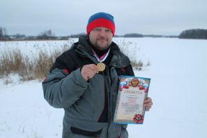 На Пореченском озере прошел Чемпионат города Великие Луки по ловле рыбы на блесну со льда (ФОТО)