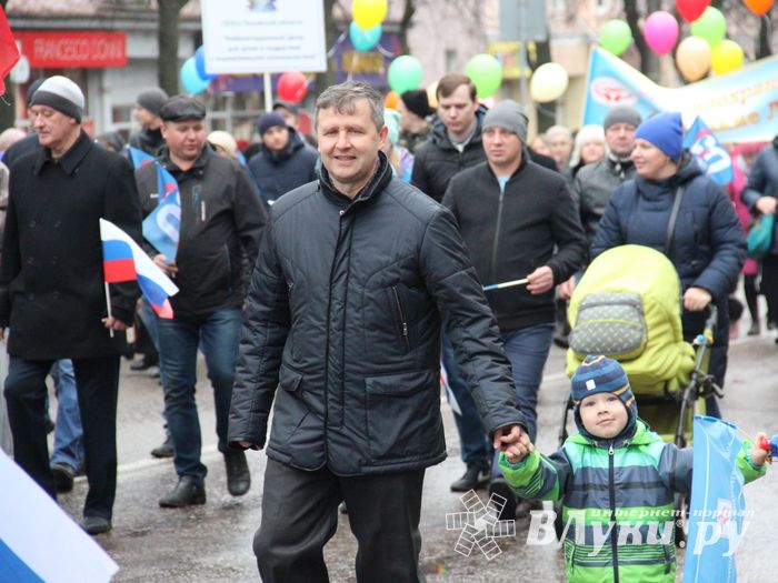 В Великих Луках прошло праздничное шествие (ФОТО)