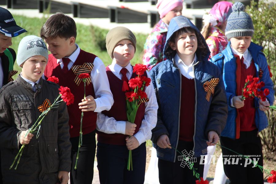 Ученики лицея №11 возложили цветы к могилам Братского кладбища (ФОТО)