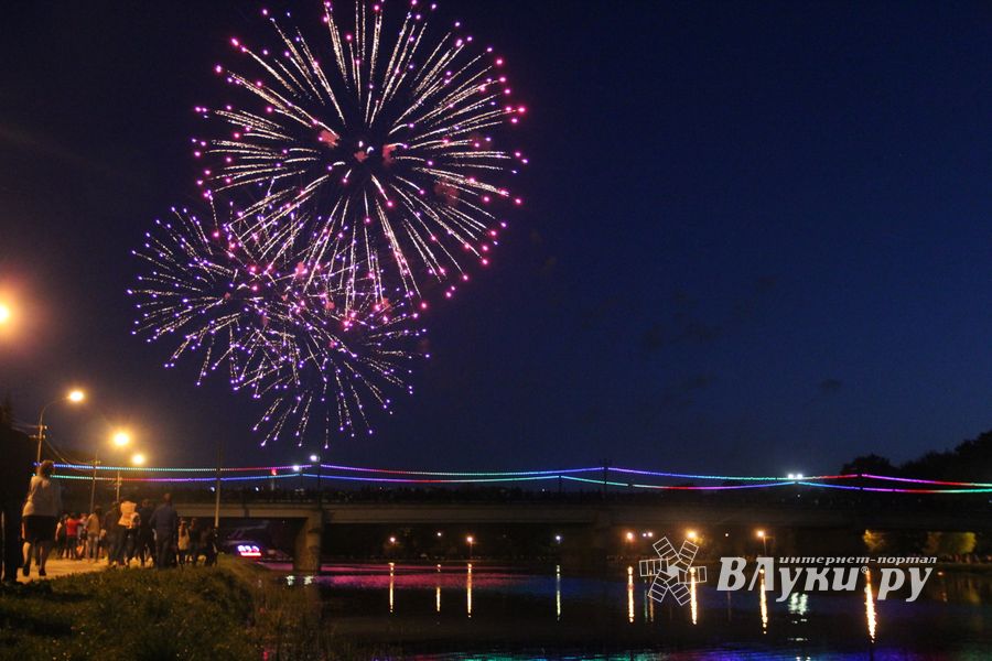 Праздничный концерт и салют в честь Дня Победы в Великих Луках (ФОТО)