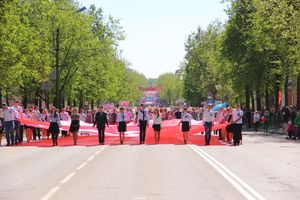 По центральному проспекту Великих Лук прошёл  «Бессмертный полк» (0+) (ФОТО)