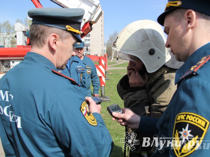 В Великих Луках прошли соревнования пожарных расчетов