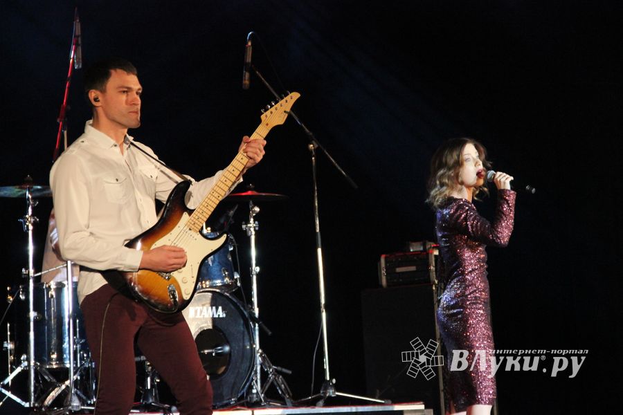 В Великих Луках состоялся концерт Юлии Савичевой (фото)