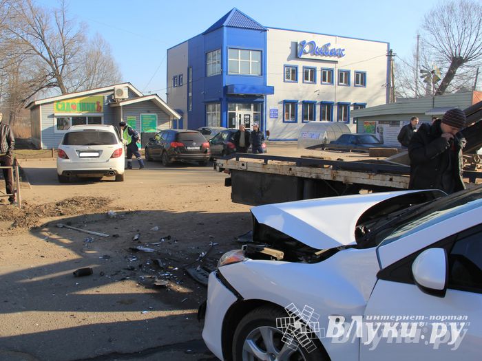 В Великих Луках столкнулись Мерседес и Мазда (фото)