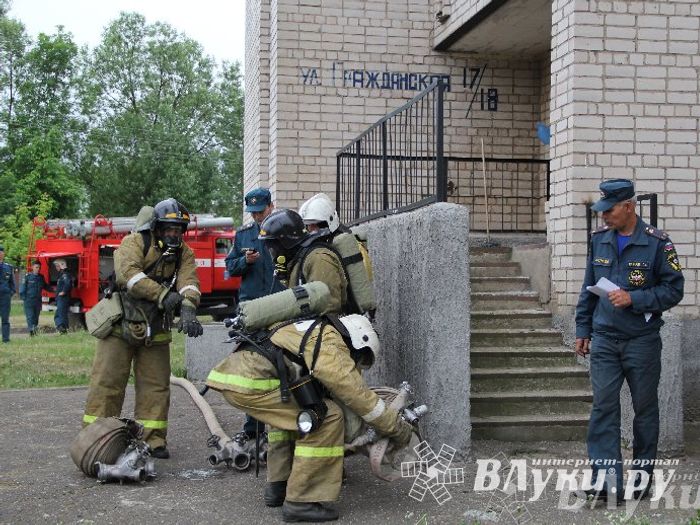 В Великих Луках прошли областные соревнования среди пожарных по спасению пострадавших