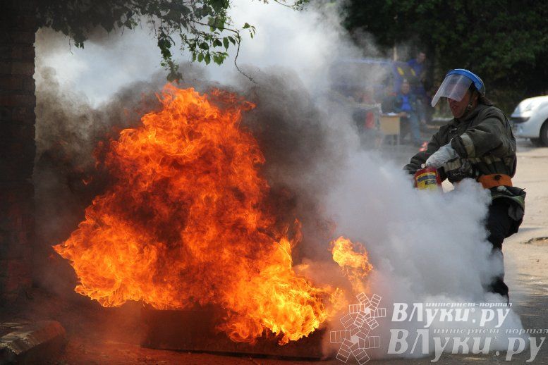 В Великих Луках прошли соревнования среди пожарных