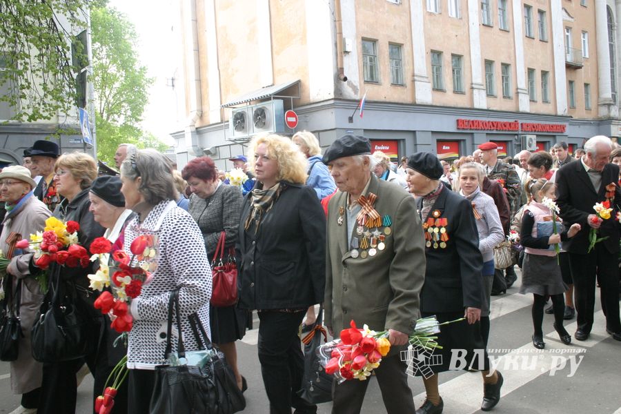 В Великих Луках прошел Военный парад