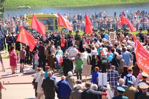 По центральному проспекту Великих Лук прошёл  «Бессмертный полк» (0+) (ФОТО)
