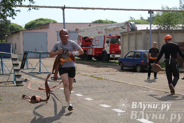 В Великих Луках прошли соревнования среди пожарных