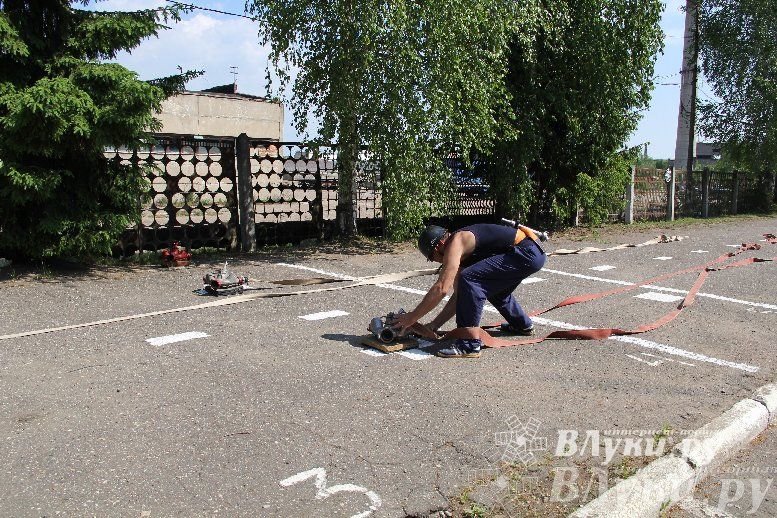 В Великих Луках прошли соревнования среди пожарных