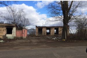 Бардак на территории кондитерской фабрики в Великих Луках (фото)