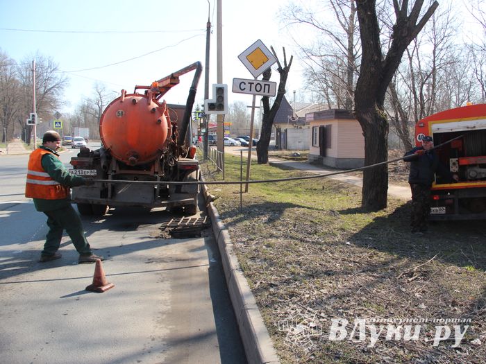 В Великих Луках прочищают «ливнёвку» (ФОТО)