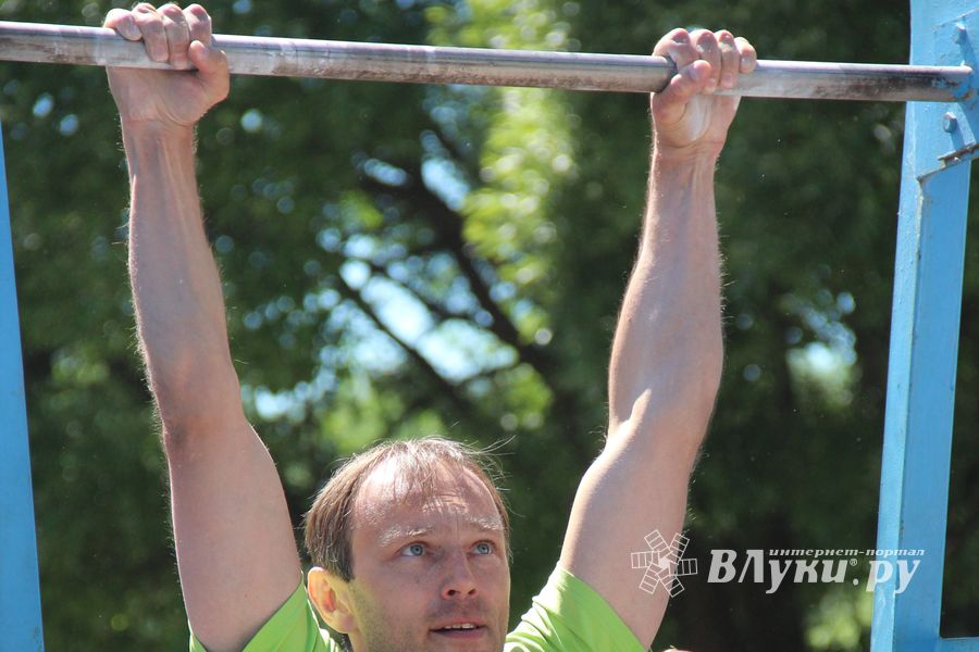 В Великих Луках состояли соревнования по подтягиванию на турнике (фото)