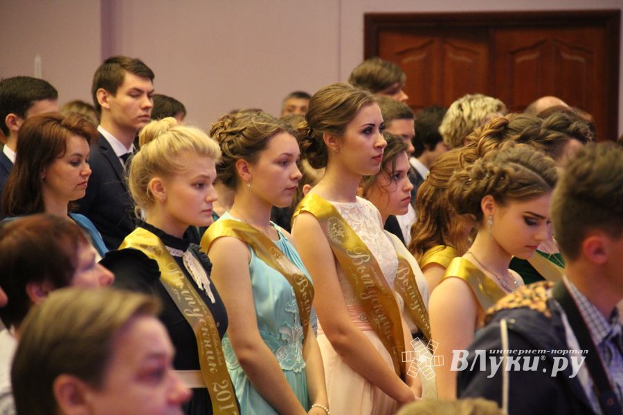 В Великих Луках выпускникам вручили медали «За особые успехи в учении» (ФОТО)