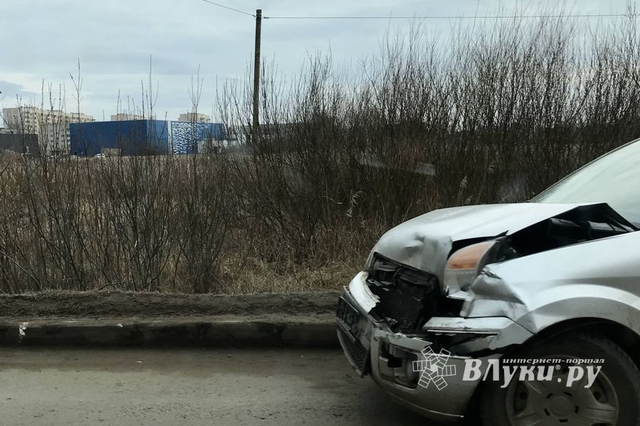 На улице Гражданской после ДТП затруднено движение (ФОТО)