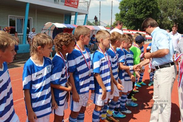 Юные футболисты из Калининграда стали победителями турнира «Локобол» в Великих Луках (фото)