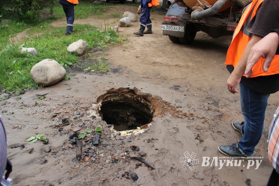 Авария в сетях водопровода на проспекте Гагарина (ФОТО)