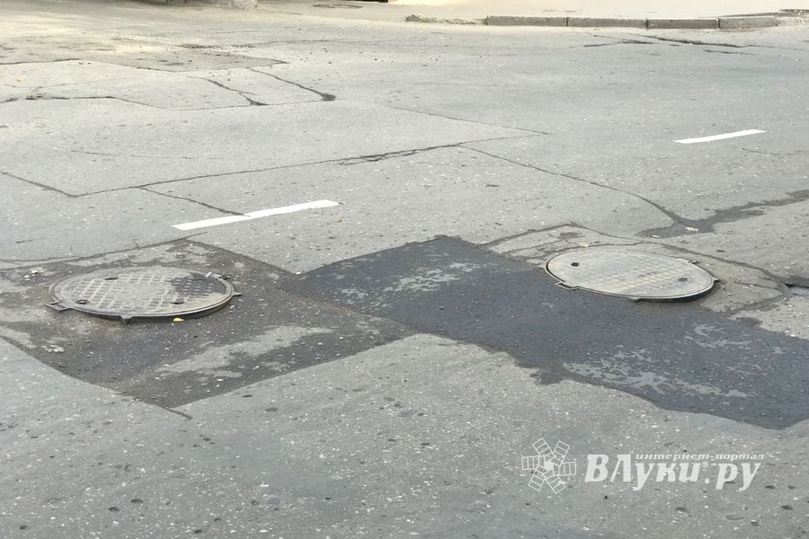 Опасность под ногами: Великие Луки поглотит канализационная пучина? (ФОТО)