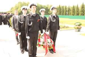 В День памяти и скорби сотрудники Северо-Западного теруправления Росрыболовства возложили цветы на мемориальном кладбище (фото)