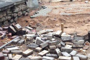 В Великих Луках ремонтируют сквер у памятного знака великолучанам, погибшим в «горячих точках» (фото)