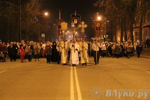 Крестным ходом встредили великолучане светлый праздник Пасхи