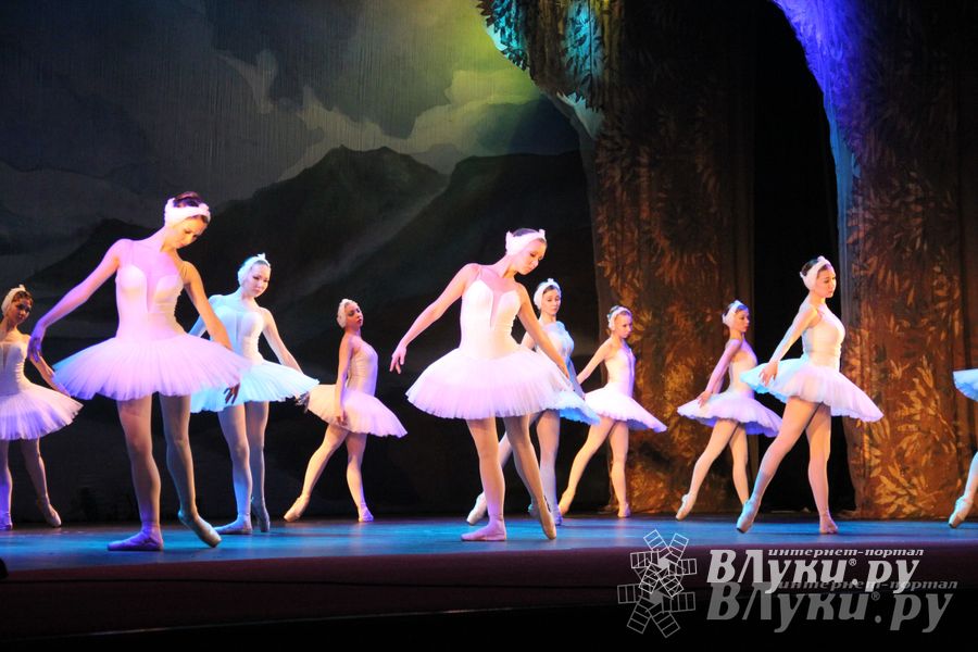 Московский театр «Корона Русского Балета» представил великолучанам балет «Лебединое озеро»