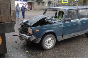 ДТП в Великих Луках: ВАЗ-2104 пытался протаранить грузовик (ФОТО)