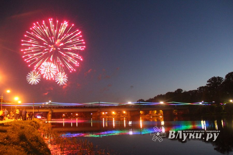 Праздничный концерт и салют в честь Дня Победы в Великих Луках (ФОТО)