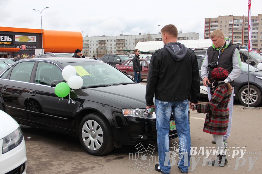 В Великих Луках прошла автомобильная ярмарка