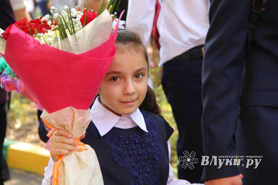 1 сентября в школах Великих Лук прошли Торжественные линейки (ФОТО)