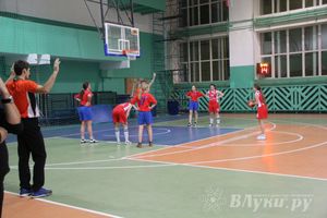 В Великих Луках прошли финальные игры муниципального этапа «КЭС-Баскет» (фото)