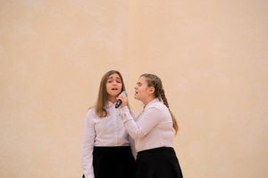 В Великих Луках поздравляют мам (ФОТО)