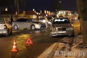 Утреннее ДТП на перекрестке пр-т Октябрьский — ул Л.Толстого (ФОТО)