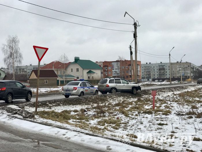 ДТП в Великих Луках: врезался в столб, огорчился и ушёл (ФОТО)