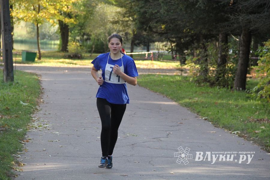 Легкоатлетический осенний кросс прошел в Великих Луках (фоторепортаж)