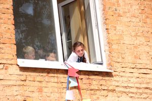 В Великих Луках прозвенели «последние» звонки (ФОТО)