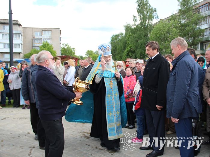 Новую часовню Покрова Богоматери освятили сегодня в заречном районе Великих Лук (ФОТО)