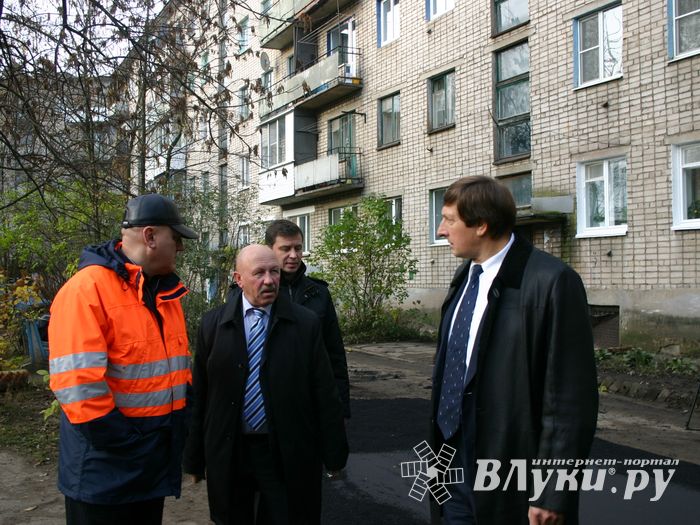 Глава администрации проследил за ходом ремонта дворовых территорий