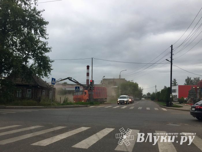 На улице Третьей Ударной Армии сносят дом (ФОТО)