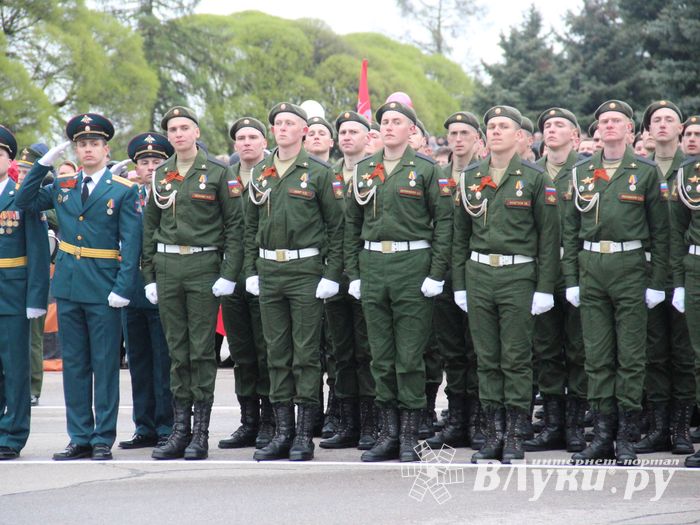 В Великих Луках прошел Парад Победы (ФОТО)