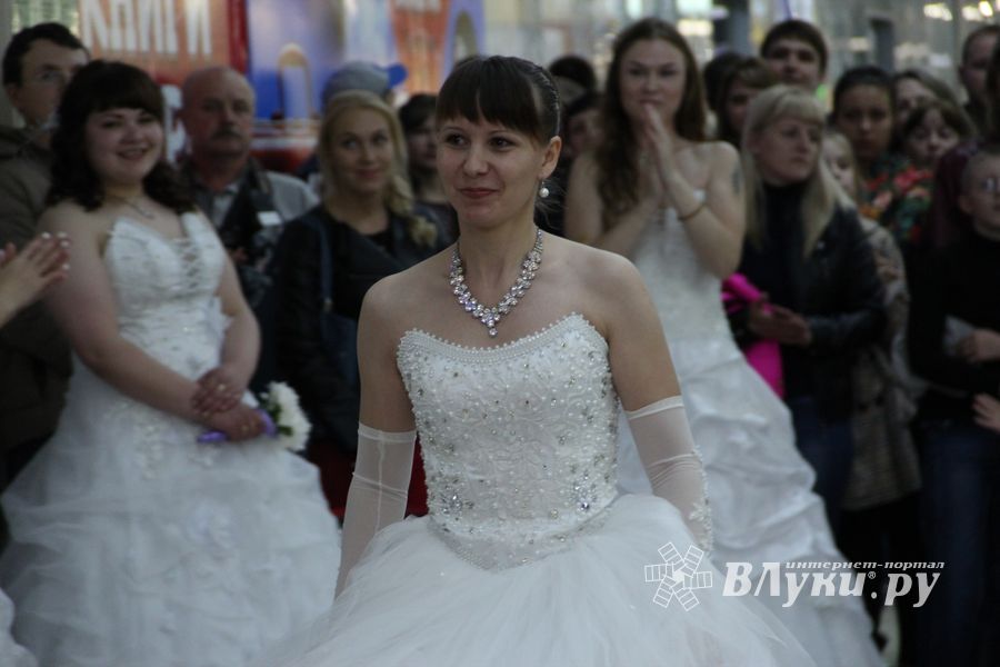 В Великих Луках бегали невесты (ФОТО)