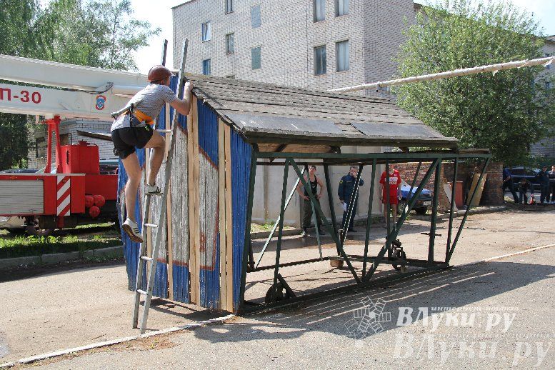 В Великих Луках прошли соревнования среди пожарных