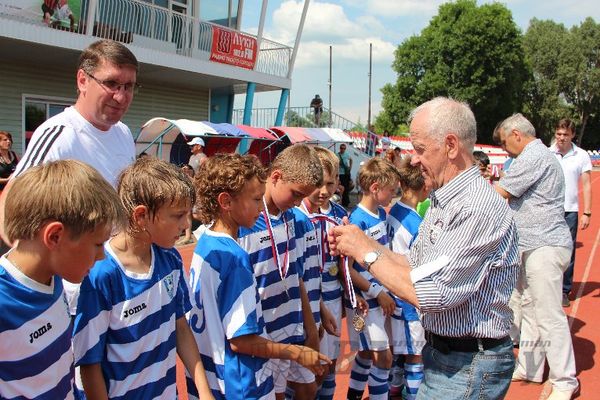 Юные футболисты из Калининграда стали победителями турнира «Локобол» в Великих Луках (фото)