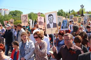 По центральному проспекту Великих Лук прошёл  «Бессмертный полк» (0+) (ФОТО)