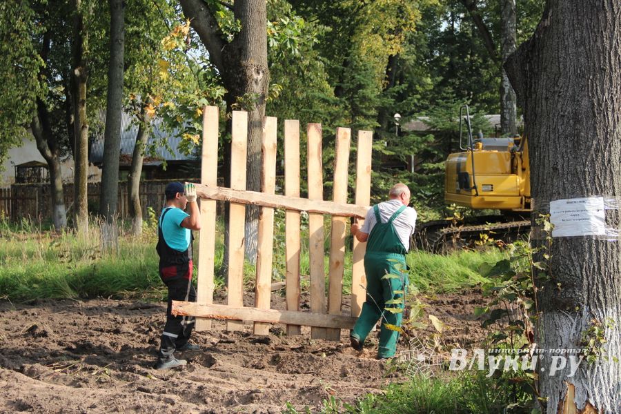 В великолукском парке приступили к планировке территории (ФОТО)