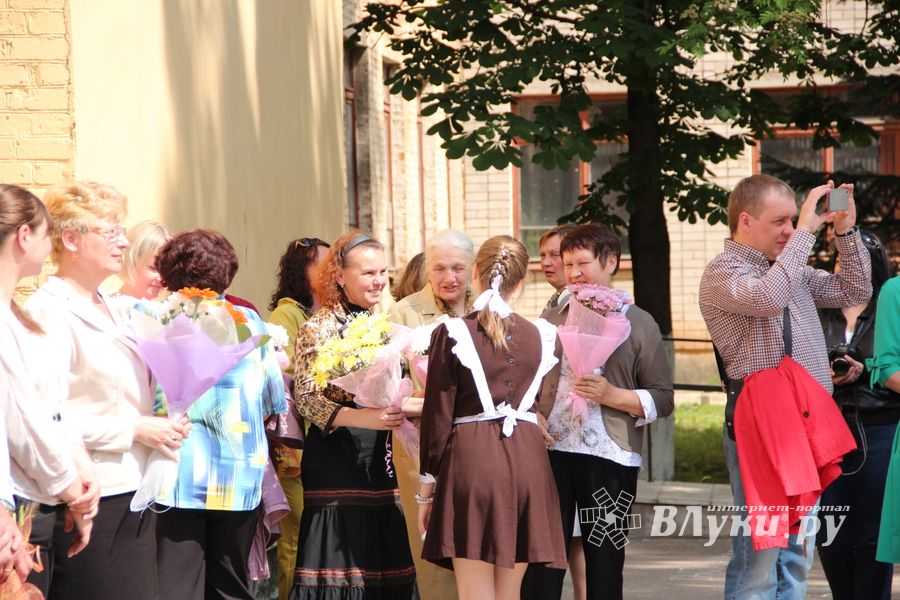 В Великих Луках прозвенели «последние» звонки (ФОТО)