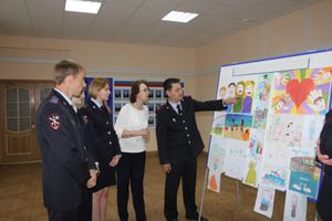 В УМВД России по Псковской области проходит выставка детских рисунков (фото)